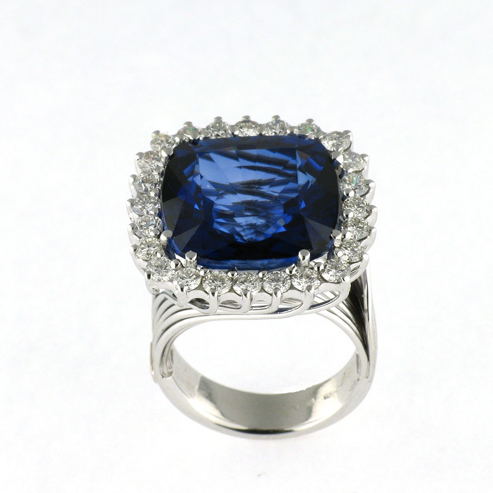 Ring with blue sapphire