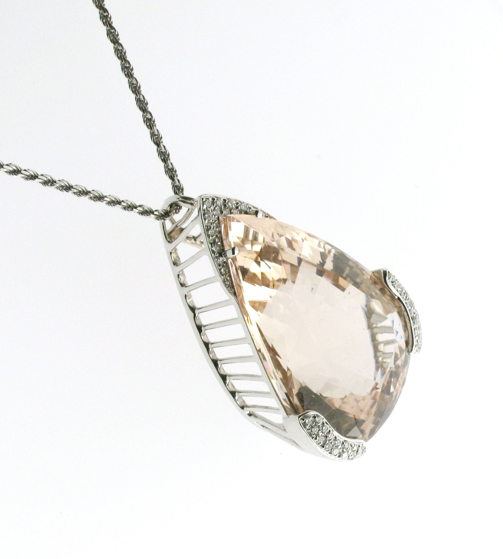 Pendant with morganite