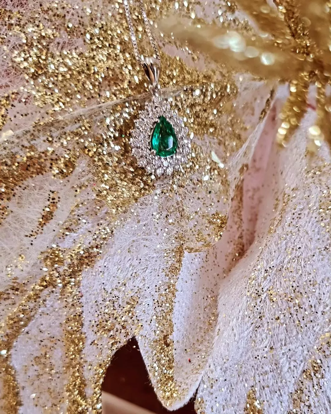 Pendant whit emerald drop