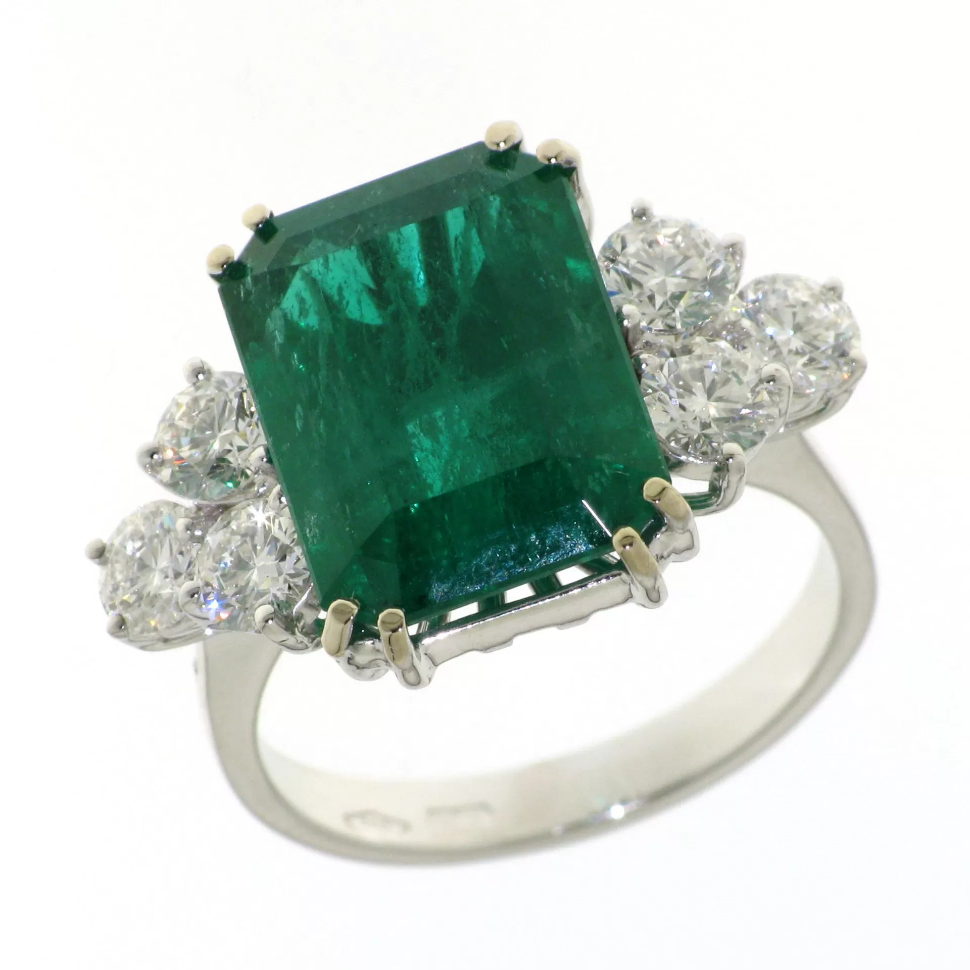 Ring with emerald