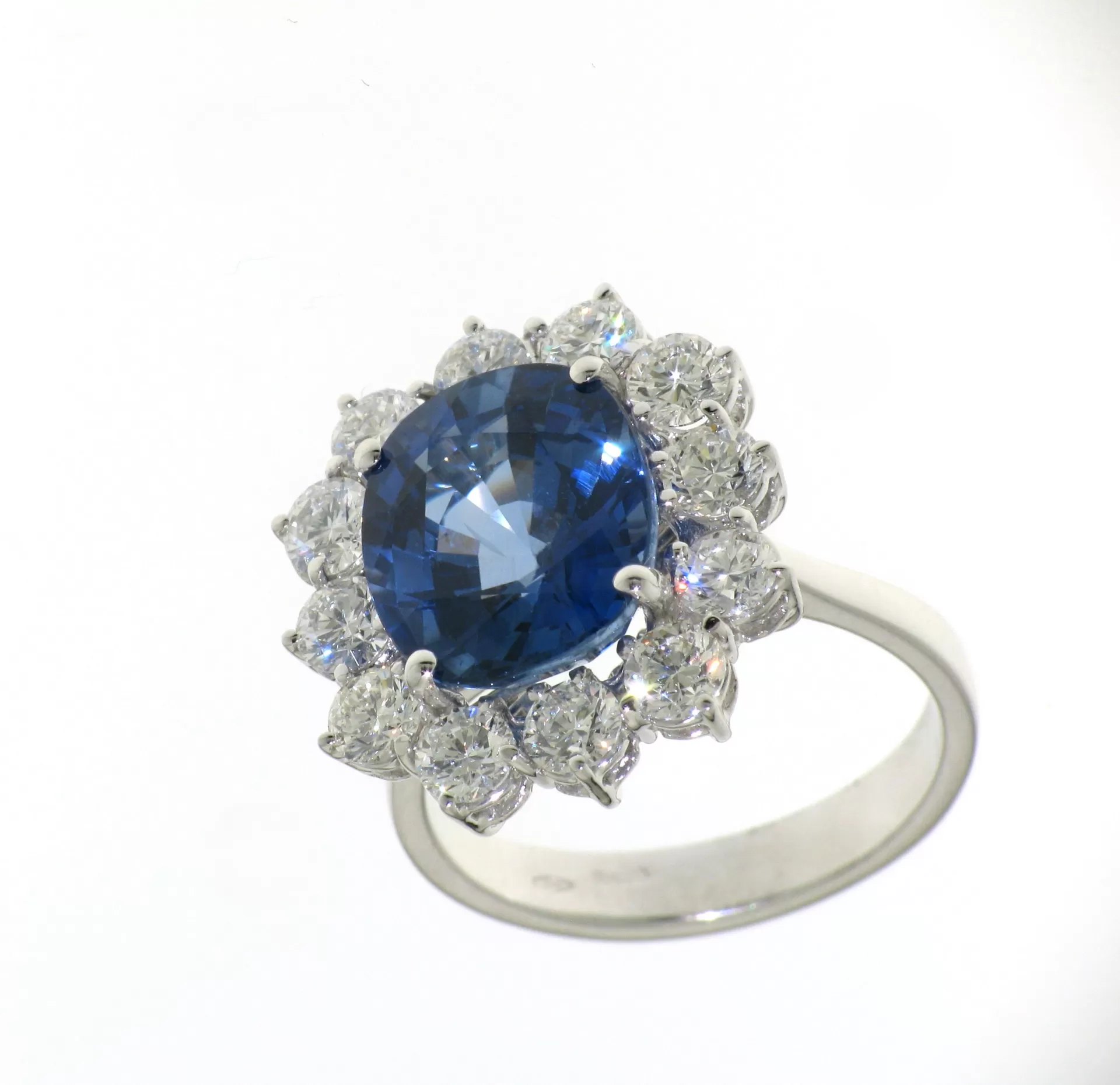 Anello Margherita con Diamanti e Zaffiro blu ovale