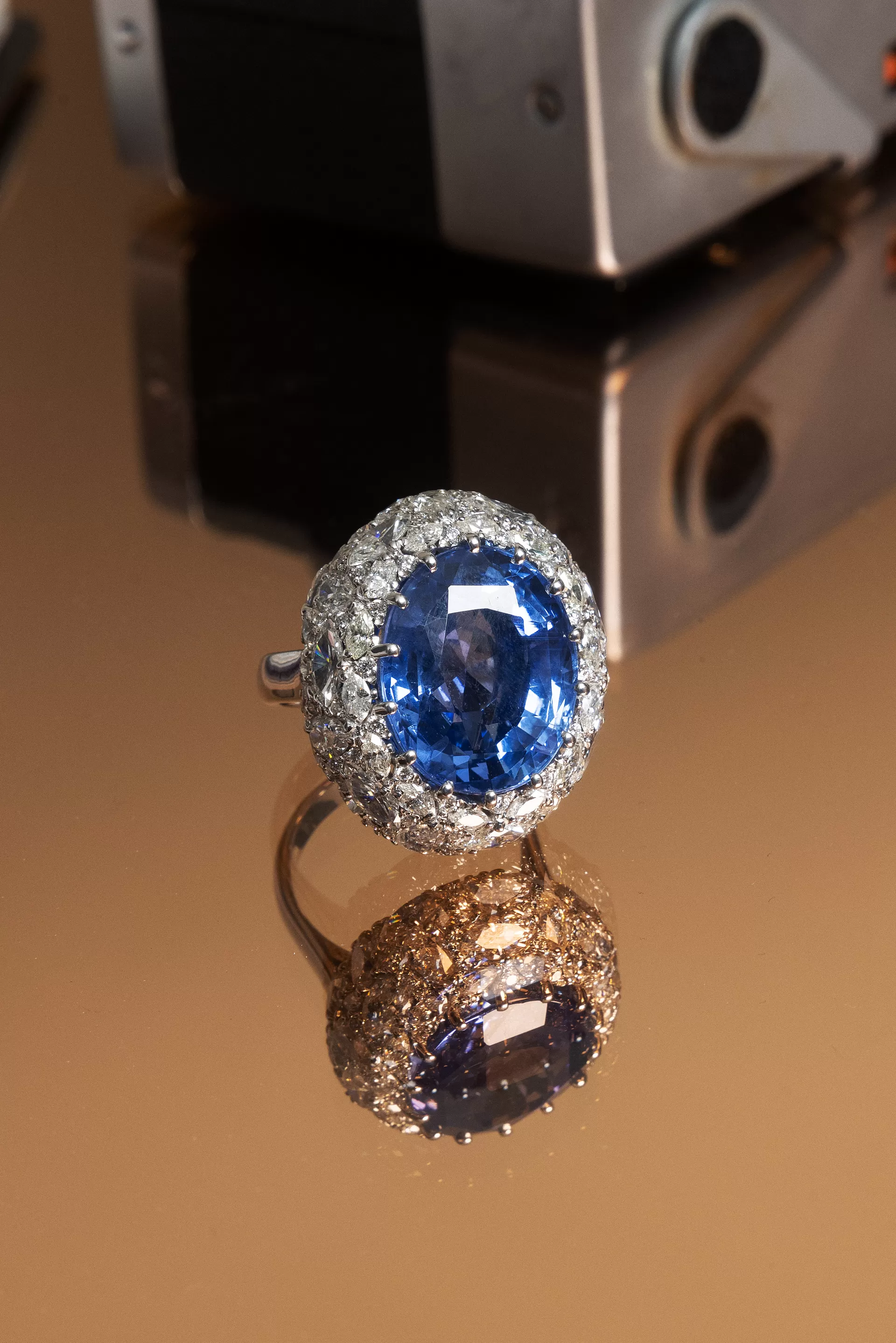 Anello con Diamanti e Zaffiro blu ovale