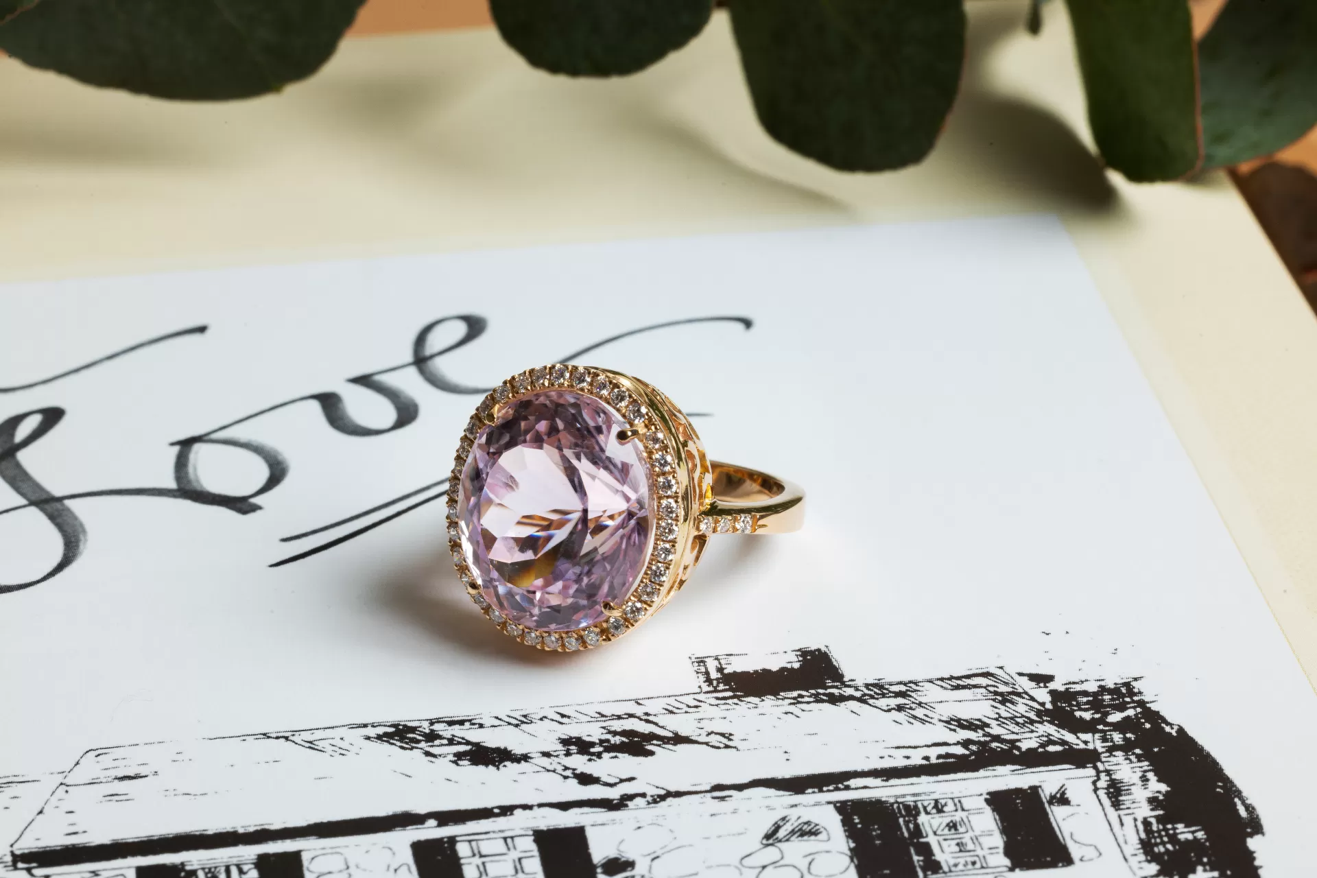 Anello in oro rosa con Diamanti e Kunzite ovale